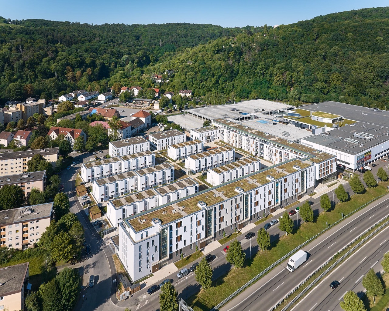 Bräuning Höhne Architekten entschied sich für eine klare städtebauliche Abgrenzung Richtung Nordosten zur B10 und Nordwesten zum Shoppingcenter, und einen ruhigen Quartiersinnenbereich, der sich über eine grüne Achse zum Ort Weil öffnet.