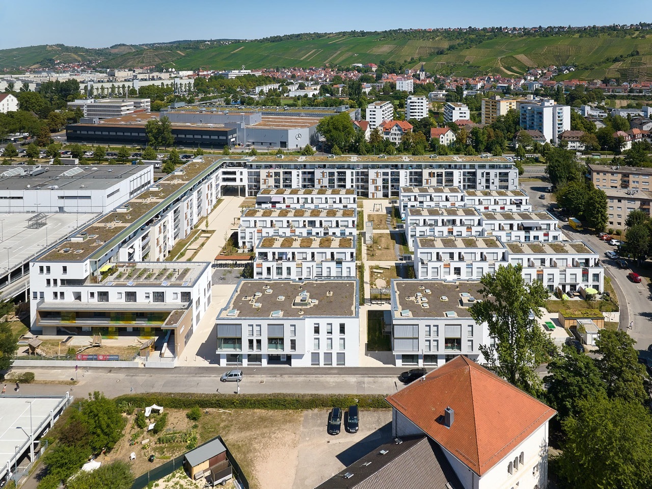 Insgesamt entstanden 142 Wohnungen und 43 Reihenhäuser, Gewerbeeinheiten, eine Tiefgarage und eine Kita.