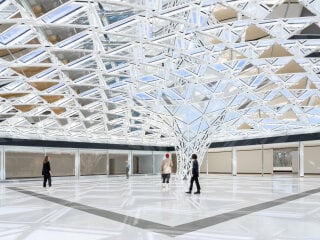 Den Innenhof der Albright-Knox Art Gallery in Buffalo überspannt seit Kurzem eine komplex geformte Glasdachkonstruktion aus der Feder von Sudio Other Spaces.