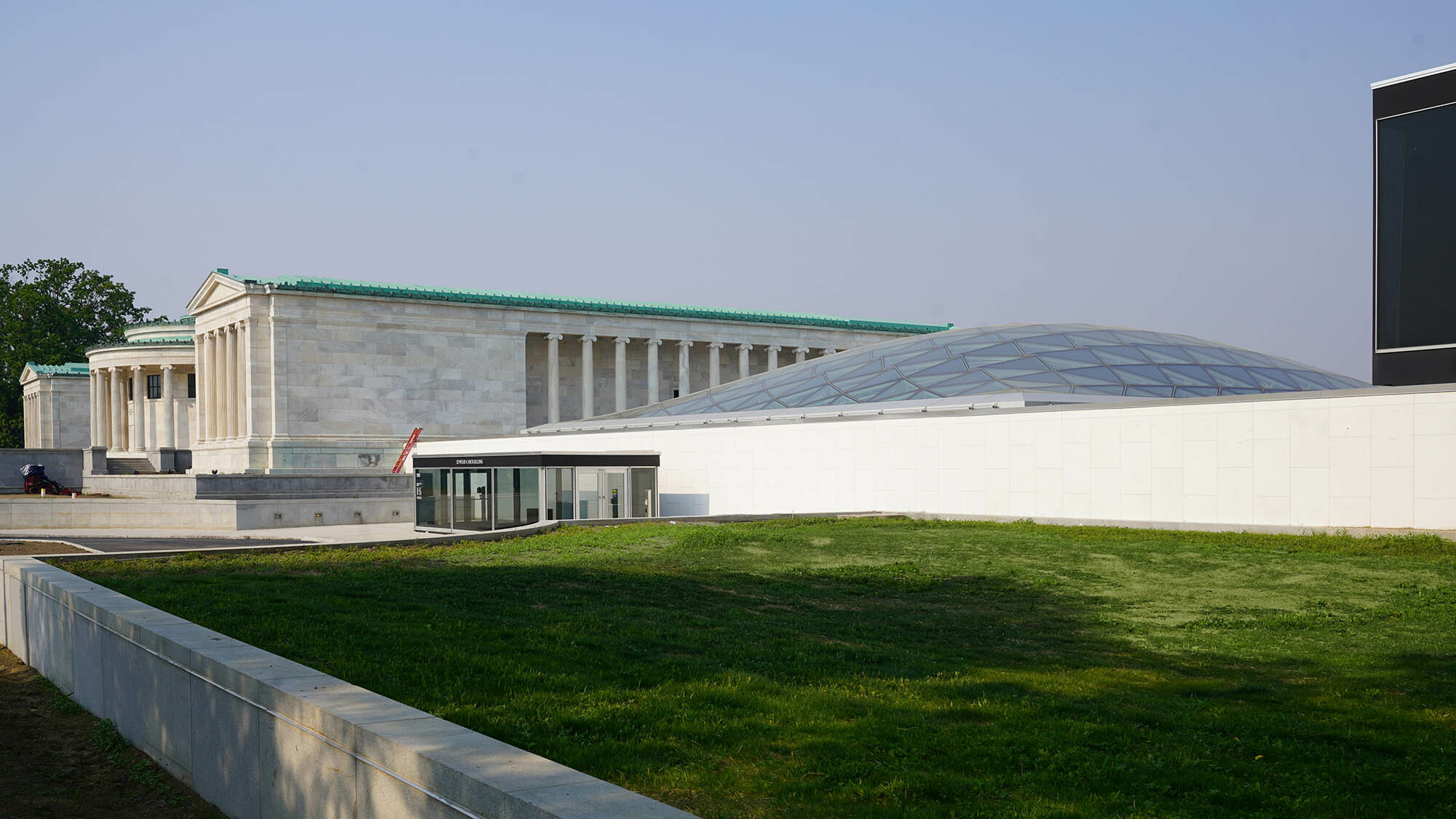Damit wurde das Ensemble aus aus der neoklassizistischen Albright-Gallery von 1905 und dem Seymour H. Knox Building von 1962 um ein zeitgenössisches Element erweitert. 