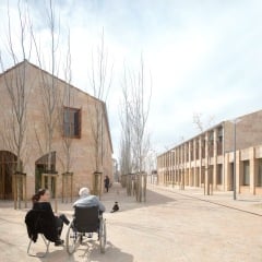 Insgesamt drei Sozialwohnungsbauten aus dem lokalen Marès-Stein hat das Balearische Institut für Wohnungswesen IBAVI realisiert. Die zwei Riegel rechts im Bild entstanden in der zweiten Bauphase.