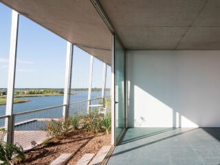 Das Plaza Building in Puertos von adamo-faiden soll helfen, ein neues Zentrum für die Planstadt zu schaffen.