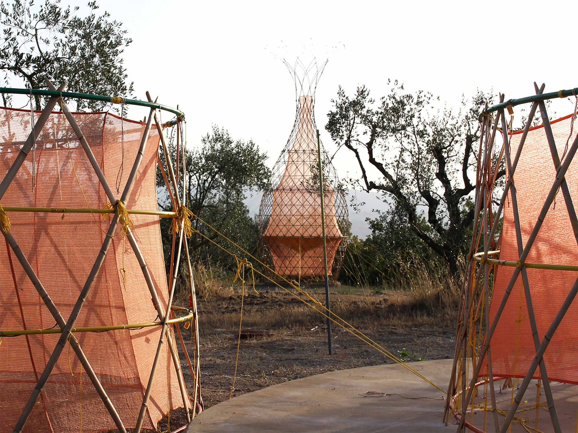 Das Projekt Warka Water basiert auf der Idee, Wasser aus Nebel, Tau und Regen in Tröpfchenform aufzufangen und zu sammeln