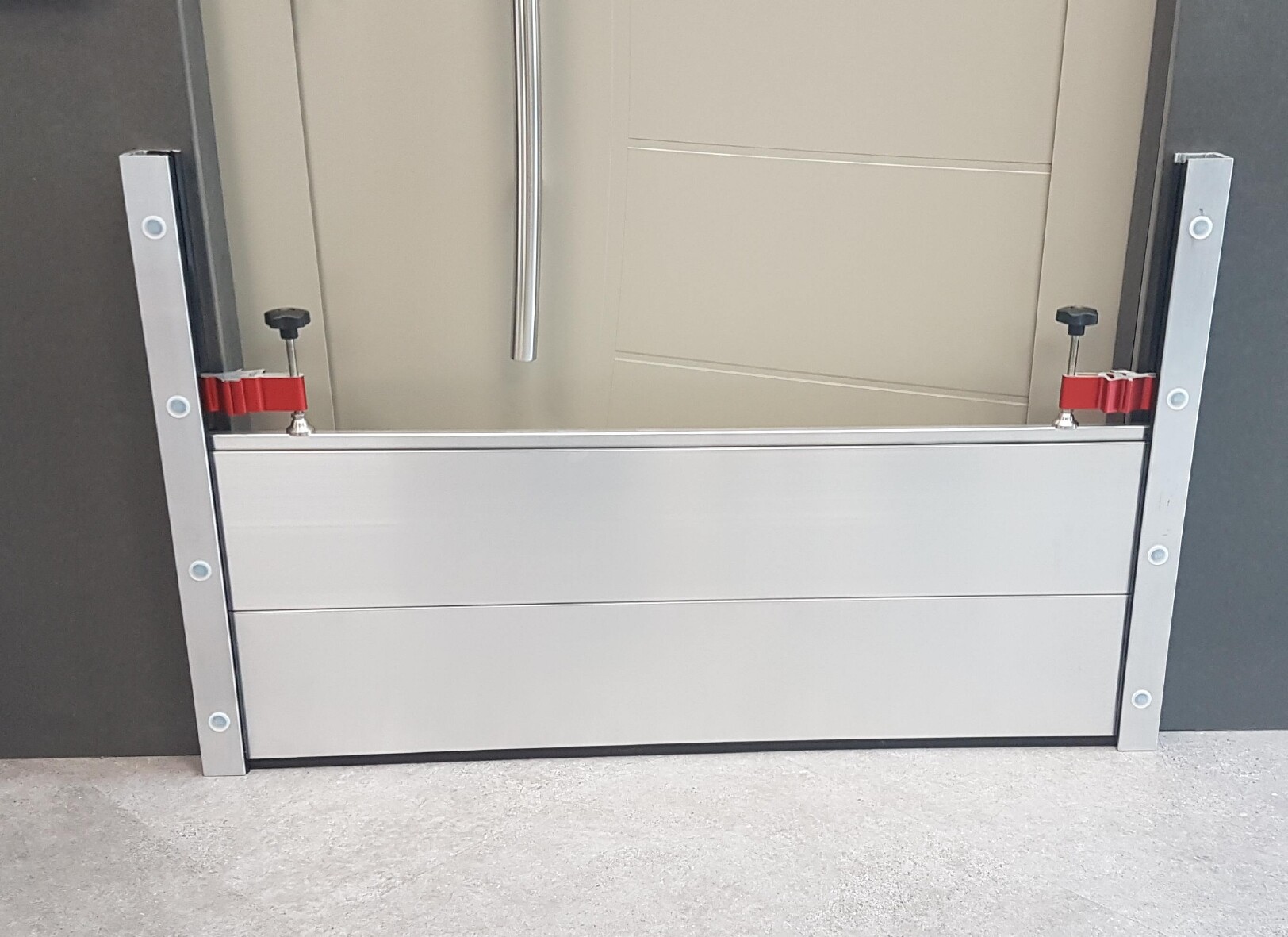 Das System aus Aluminiumelementen kann in kurzer Zeit und durch das geringe Gewicht auch von nur einer Person errichtet werden.