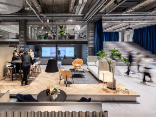 AIM Architecture hat in Shanghai das Erdgeschoss einer ehemaligen Textilfabrik in einen multifunktional nutzbaren Showroom für das Möbelgeschäft Studio 9 verwandelt.