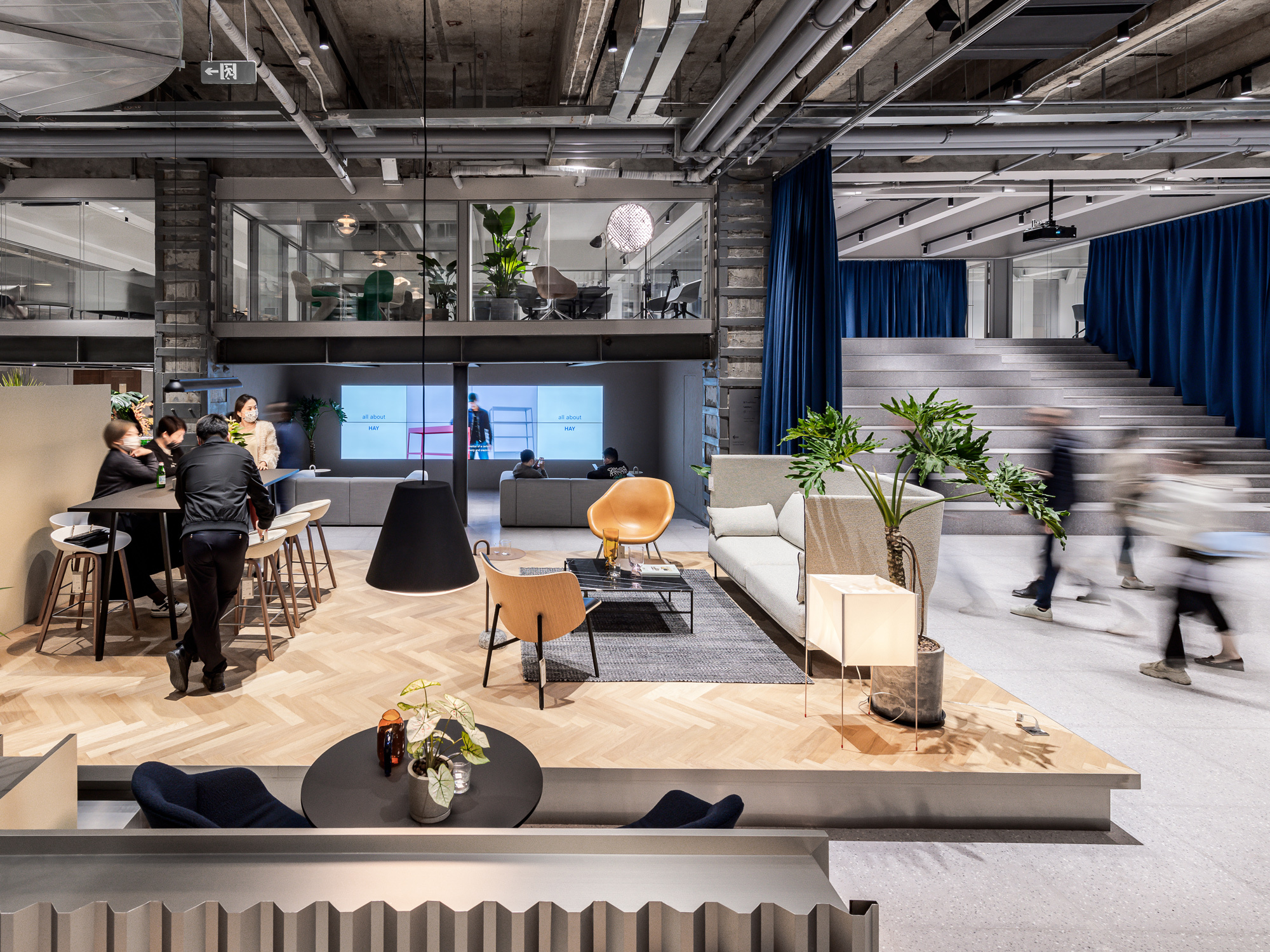 Das Interiordesign nimmt Bezug auf die frühere Geschichte des Gebäudes und die Rohheit seiner Betonstruktur.