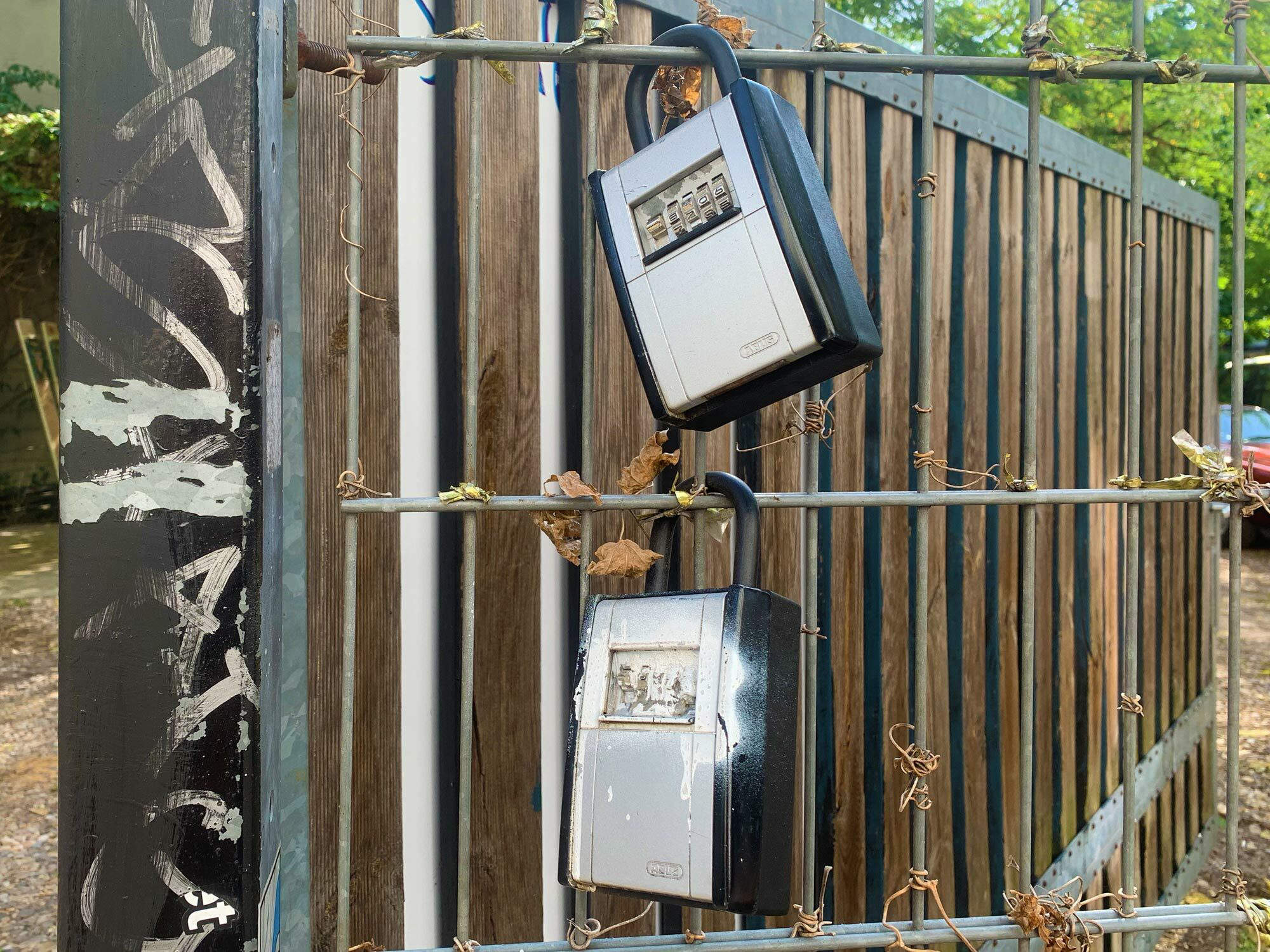 Die meisten Boxen sind mit vierstelligen Zahlencodes gesichert. 