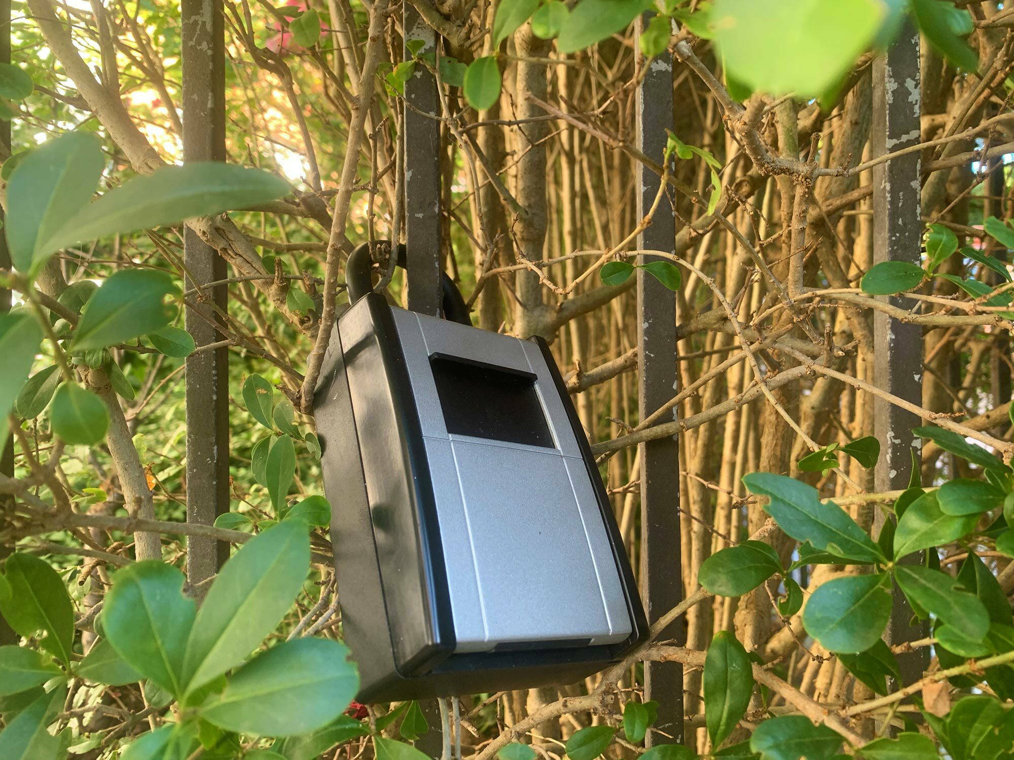 Für die Anbringung der Bügel benötigen die Boxen ein stabiles Element wie einen Gitterstab oder einen Beschlag.