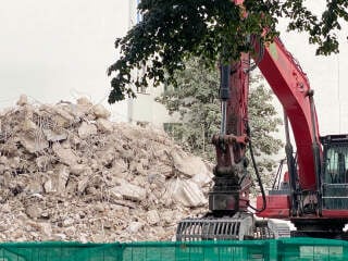 Das Recyceln von Beton spart Primärrohstoffe, Energie und Deponieraum.