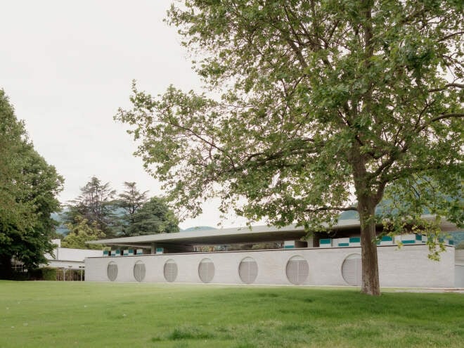 Das Gebäude des Lido Patriziale in Ascona wurde unter Leitung von Atelier Rampazzi behutsam instandgesetzt und neu ausgestattet.