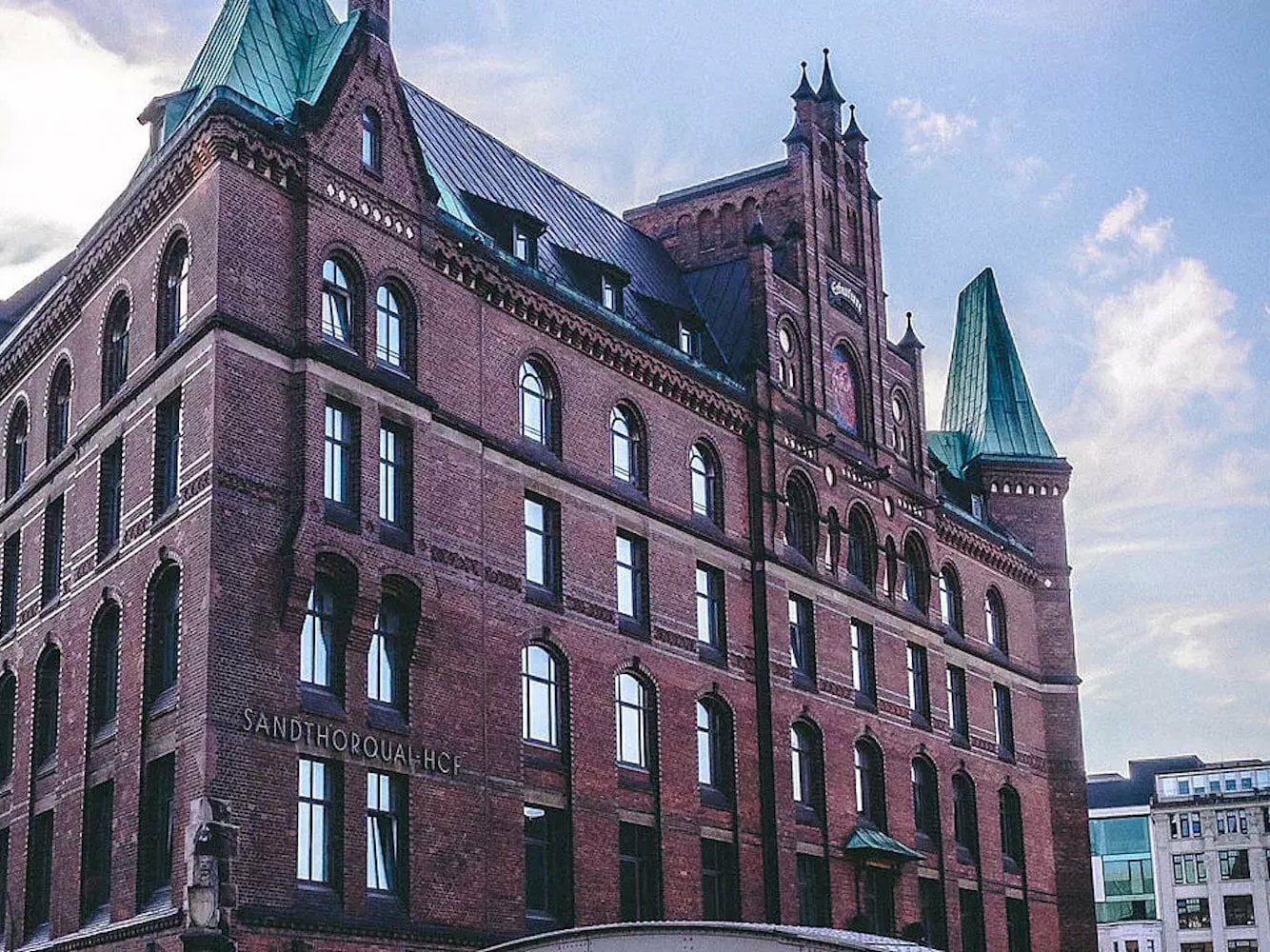 In Block H der Hamburger Speicherstadt befindet sich die Versuchsstätte des Forschungsvorhabens „CO2-neutrales Weltkulturerbe Speicherstadt Hamburg“.