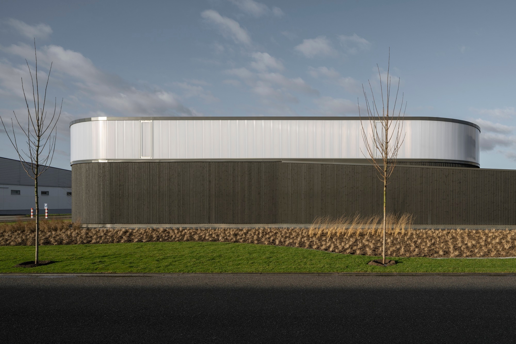 Ludloff Ludloff Architekten planten das Ausstellungshaus für einen lokalen Büromöbelhersteller.