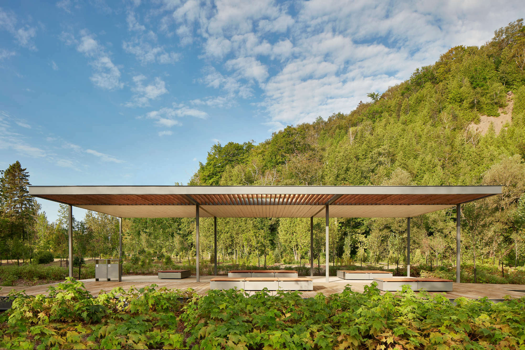 Im Westen empfängt ein neuer, minimalisitischer Pavillion die Besucher*innen.