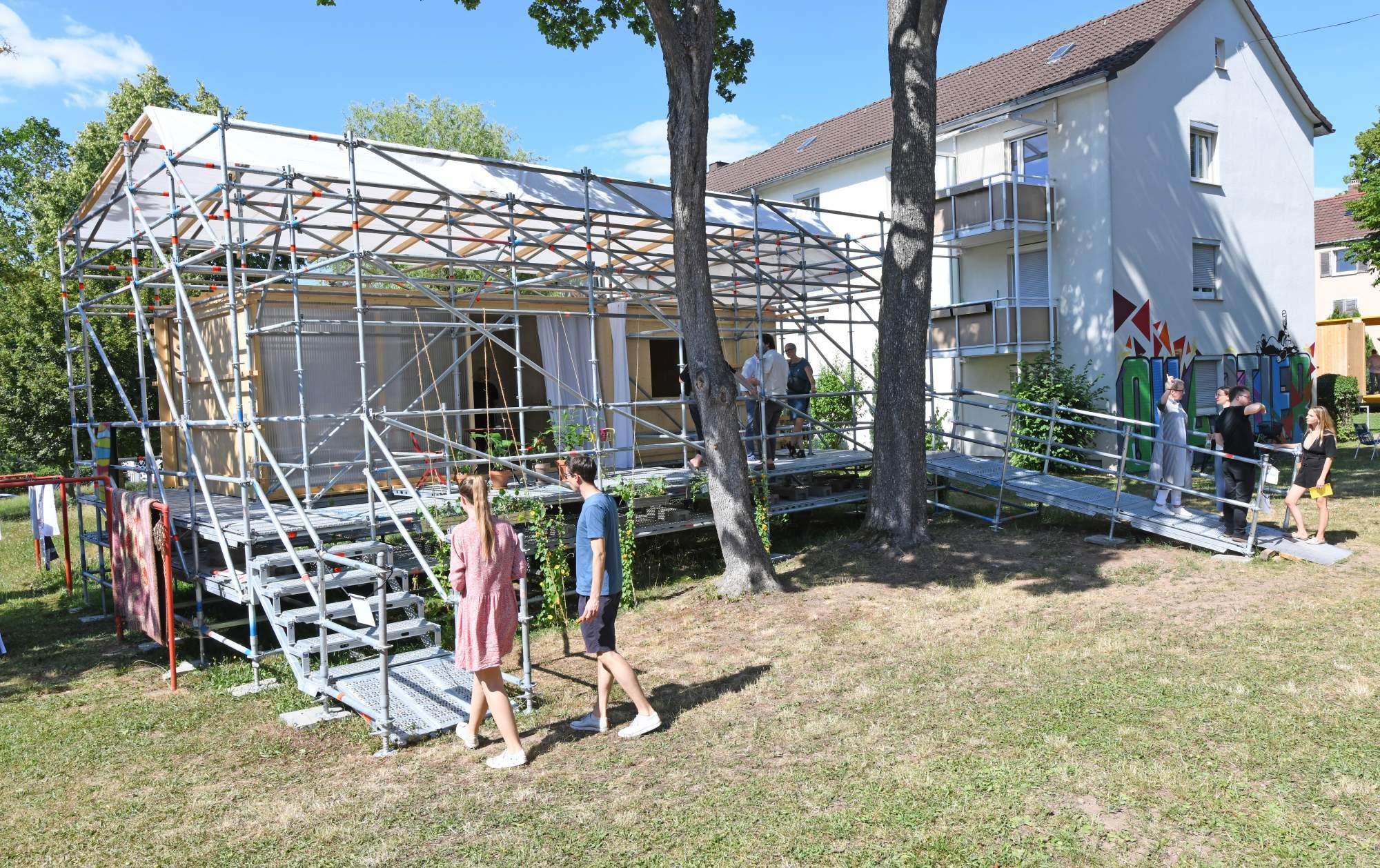 Zentraler Schauplatz der Veranstaltung in Stuttgart Rot war die Projektbühne, bestehend aus einer temporären Gerüst- und Holzkonstruktion.