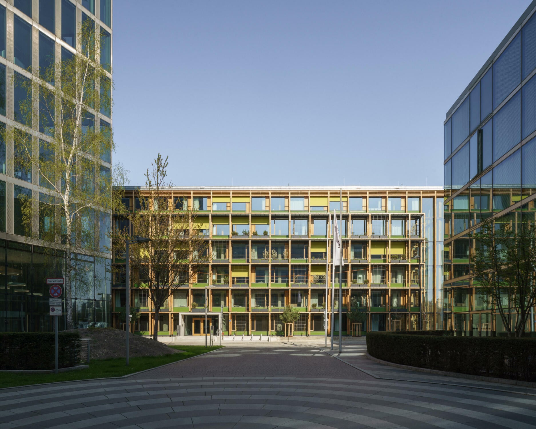 Vor die beiden Längsseiten wurde zusätzlich zur neuen Fassade eine regalartige Holz-Stahl-Konstruktion gestellt.