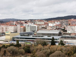 Für den wachsenden Bahnhof von Santiago de Compostela haben IDOM aus Bilbao ein Busterminal entworfen.