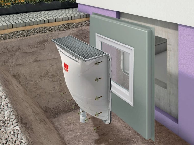 Die Lichtschächte, gedämmten Montageplatten und Fenster der Produktreihe Therm machen Öffnungen im Untergeschoss widerstandsfähig gegen Druck- und Hochwasser.