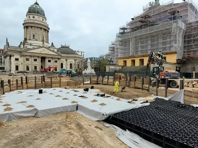 Am Berliner Gendarmenmarkt werden Niederschläge gesammelt, abgeleitet, gereinigt und über das Blockrigolensystem ACO Stormbrixx gedrosselt in den natürlichen Wasserkreislauf zurückgeführt.