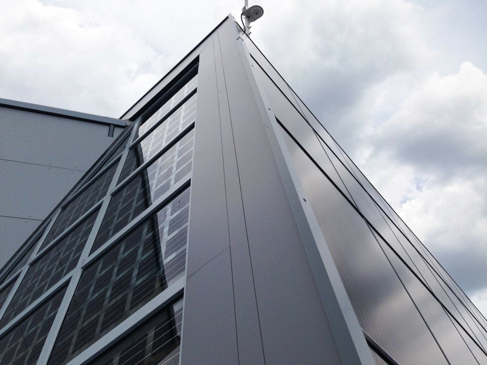 Elektrische Energie wird über zwei verschiedene PV-Arten am Gebäude gewonnen. Die insgesamt 54,2 Quadratemter große PV-Fläche liefert bis zu 8,5 kWp.