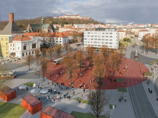 Der Mendelplatz liegt in der Brünner Altstadt, unter anderem umgeben von der Starobrno-Brauerei und einem Augustinerkloster. 