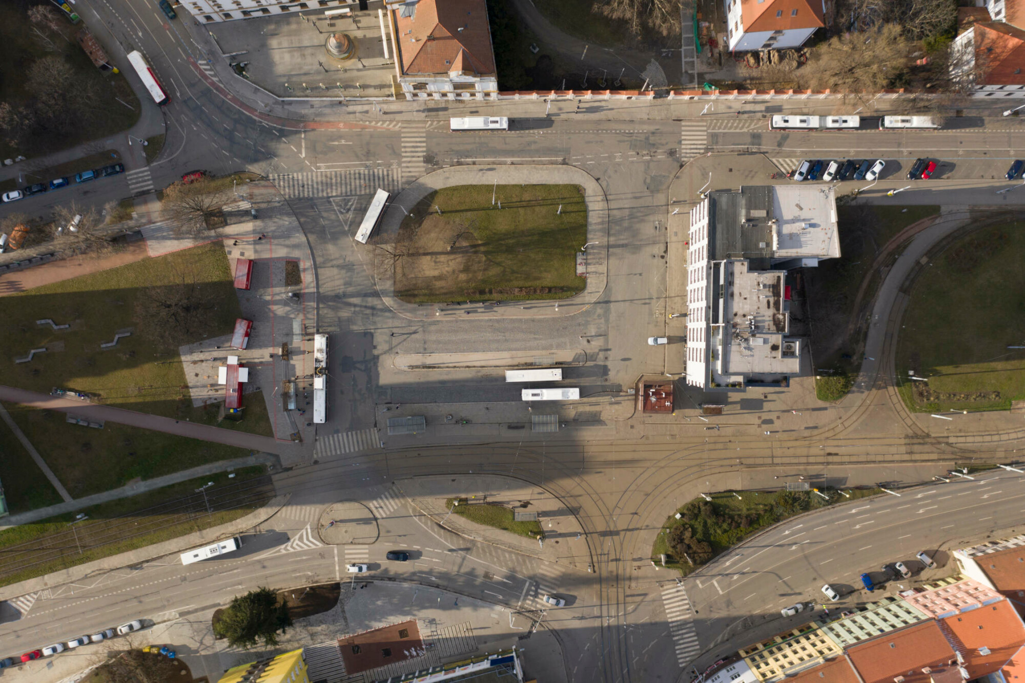 Bislang umrunden Straßenbahn- und Buslinien eine karge Rasenfläche.