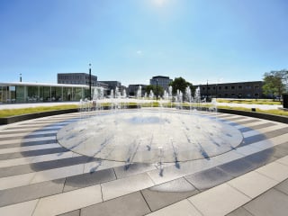 Wasserflächen wie hier auf dem Vorplatz der Firma Leica in Wetzlar kühlen aufgrund von Verdunstung die Umgebung in Hitzeperioden.