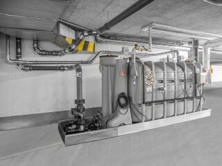 Die Funktionsweise eines Fettabscheiders macht sich die Schwerkraft zunutze: Schwere Stoffe sinken ab, leichte Inhaltsstoffe wie Öle oder Fette steigen auf. 
