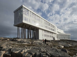 Auf den schroffen Klippen am Meer ist das Gebäude teilweise aufgeständert.