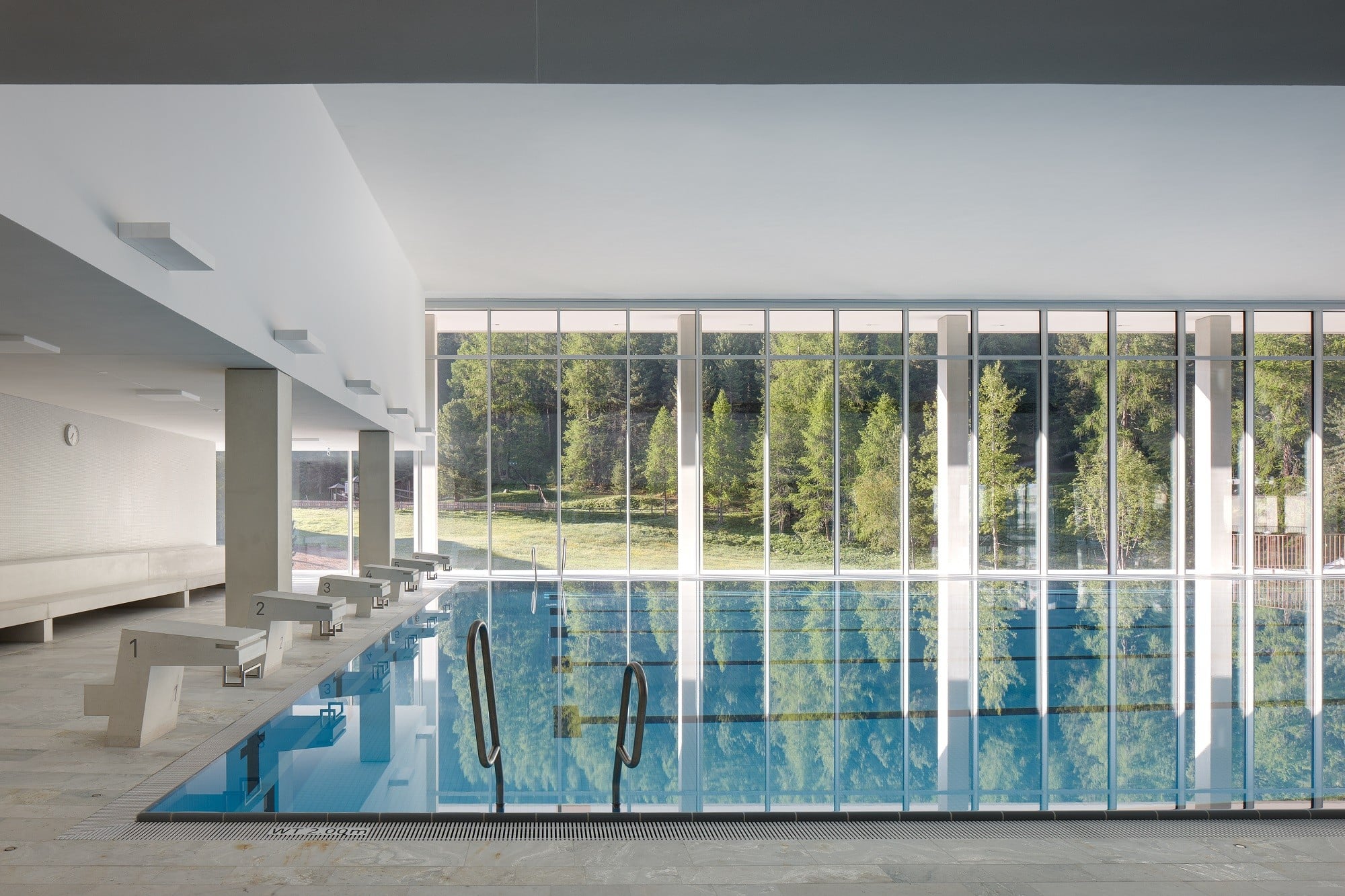 In der Schwimmhalle: Matter, heller Naturstein (Silberquarzit) bedeckt die Böden.