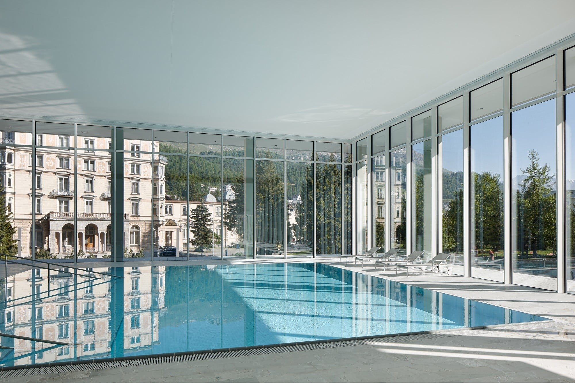 Nichtschwimmerbecken mit freiem Ausblick übereck (in nördliche Richtung); die Bäderebene liegt oberhalb des Straßenniveaus.