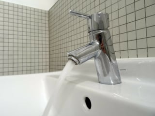 Jedes Gebäude ist an das öffentliche Wasserversorgungsnetz angeschlossen.