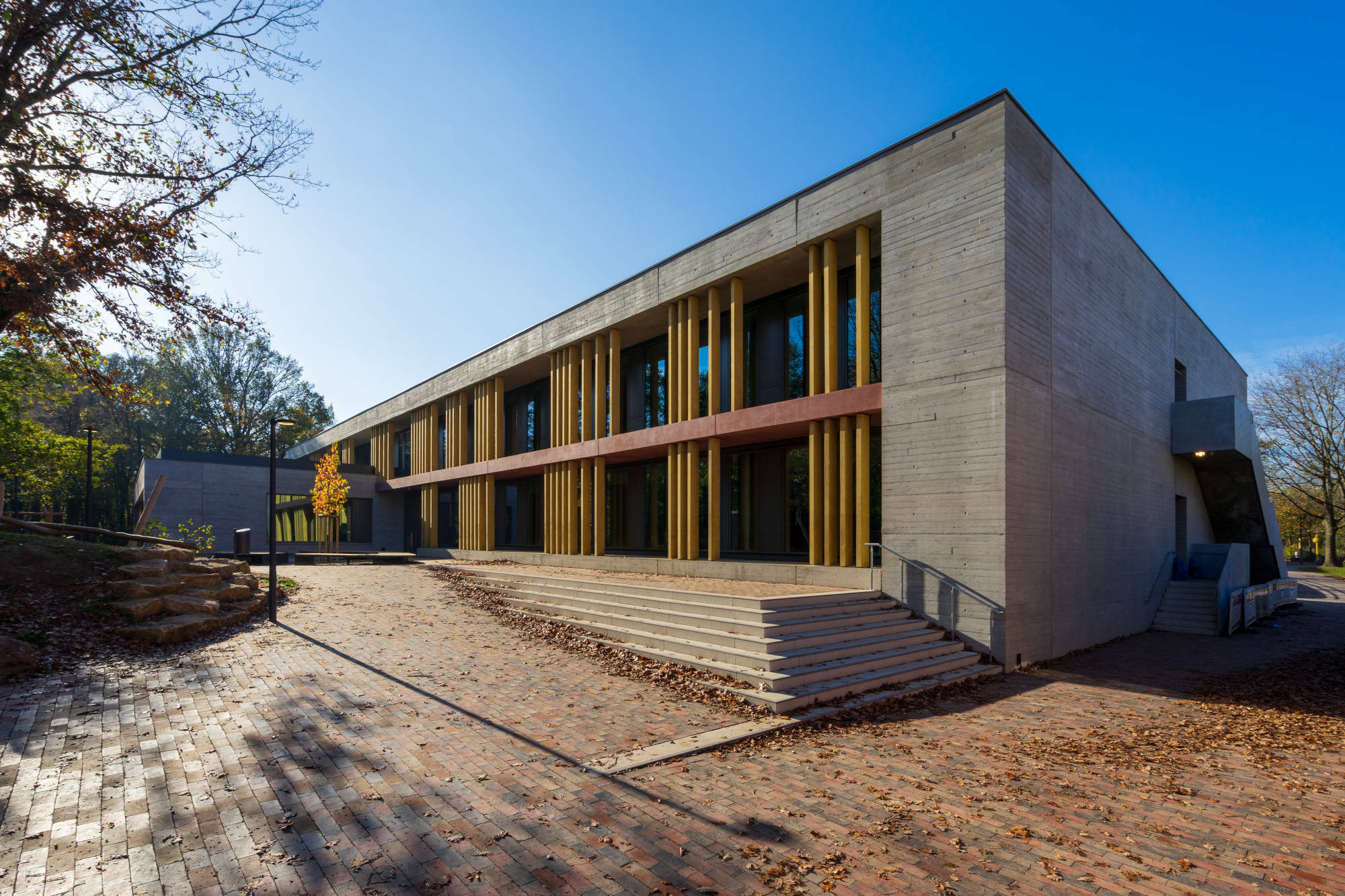 Sichtbeton prägt den kantigen Baukörper mit Räumen für die zweizügige Grundschule und einer Mensa für alle Schülerinnen und Schüler.
