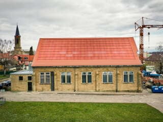 Im Rahmen des Forschungsprojekts PVHide wurde eine ziegelrote PV-Anlage in das Dach eines historischen Gebäudes im baden-württembergischen Eppingen integriert.