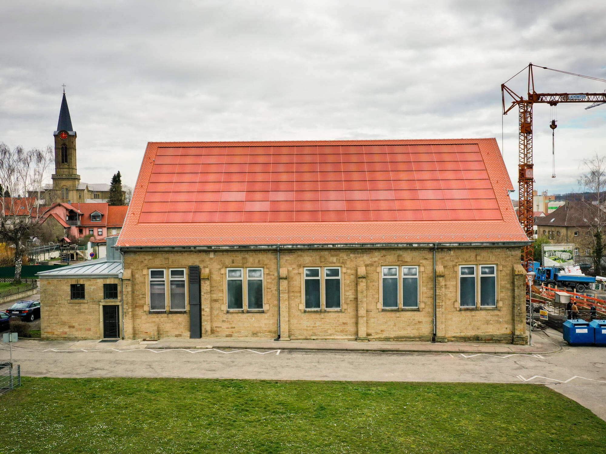 Im Rahmen des Forschungsprojekts PVHide wurde eine ziegelrote PV-Anlage in das Dach eines historischen Gebäudes im baden-württembergischen Eppingen integriert.