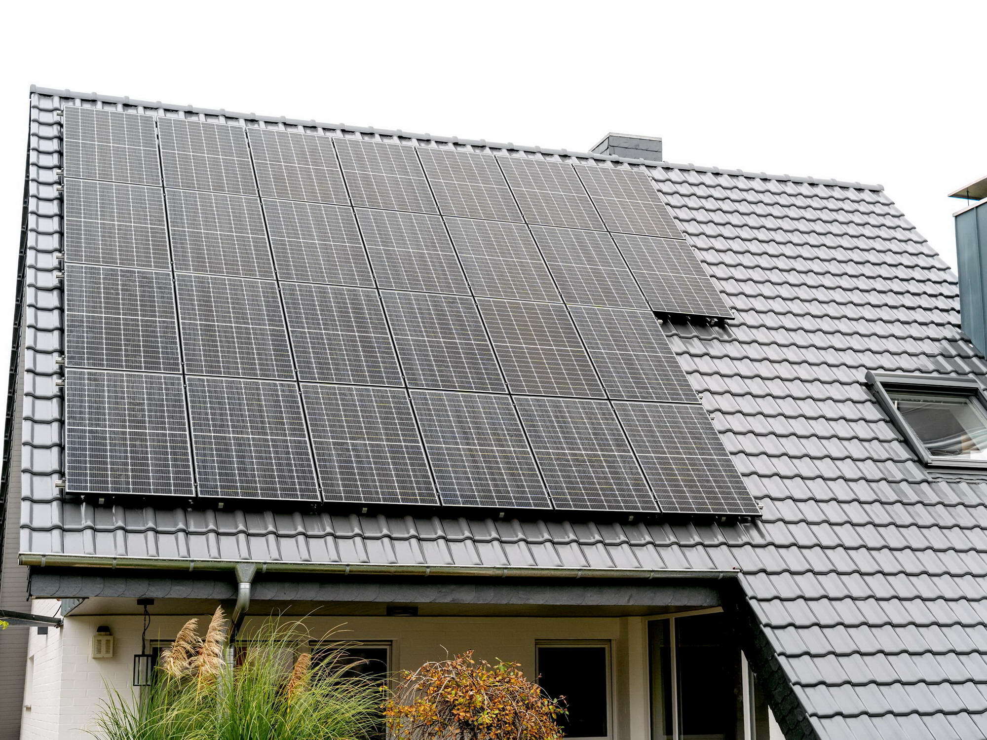 Die ideale Ergänzung einer Wärmepumpe ist eine Photovoltaikanlage, deren Strom zum Betrieb der Wärmepumpe genutzt oder zwischengespeichert werden kann.