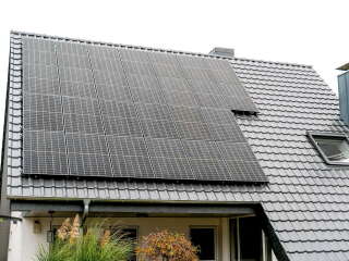 Die ideale Ergänzung einer Wärmepumpe ist eine Photovoltaikanlage, deren Strom zum Betrieb der Wärmepumpe genutzt oder zwischengespeichert werden kann.