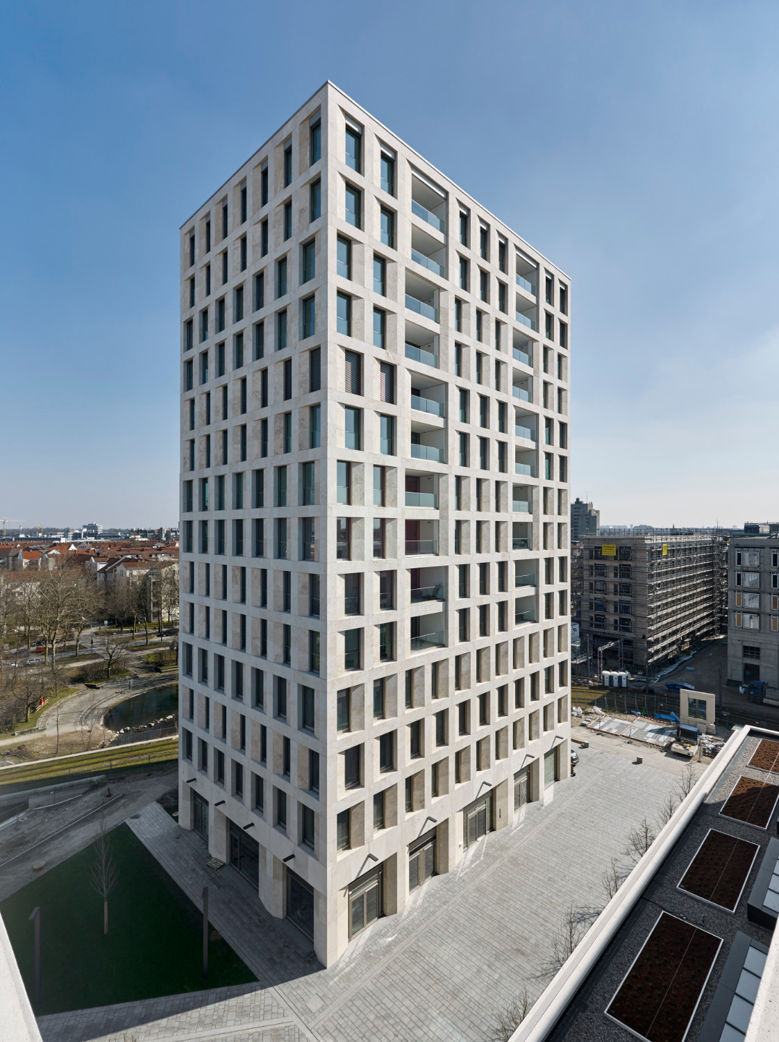 Das von Max Dudler geplante Gebäude fällt mit seiner plastischen Fassadengestaltung auf.