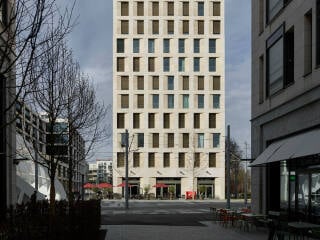 Das Wohn- und Geschäftshochhaus N10 markiert das neue Münchner Stadtquartier am Schwabinger Tor.