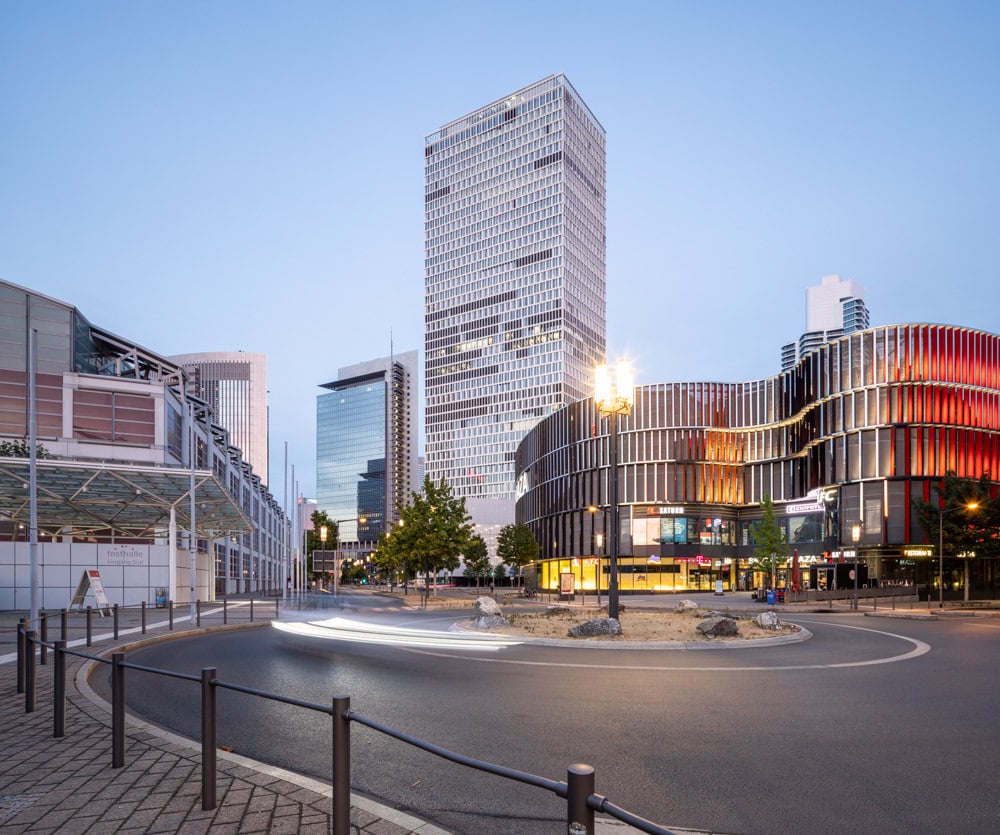 Das Hochhaus wurde als multifunktionales Gebäude entworfen und bietet neben einem Hotel zusätzlich Platz für Bürofllächen sowie gastronomische Nutzungen.