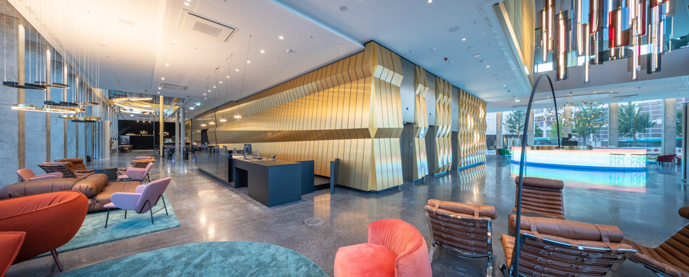 Erdgeschoss mit Büro-Empfang und Check-in-Bereich des Hotels