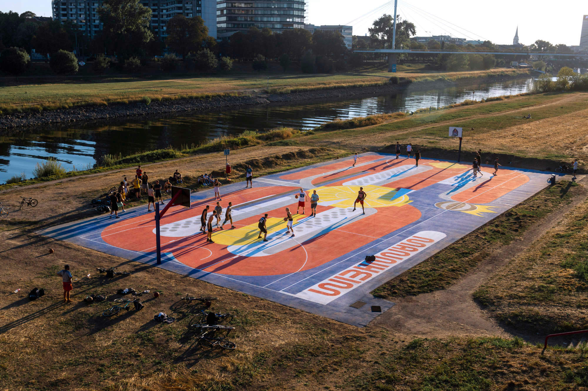 Die Neugestaltung des Basketballplatzes stammt aus der Feder des Mannheimer Büros City Super Graphics.