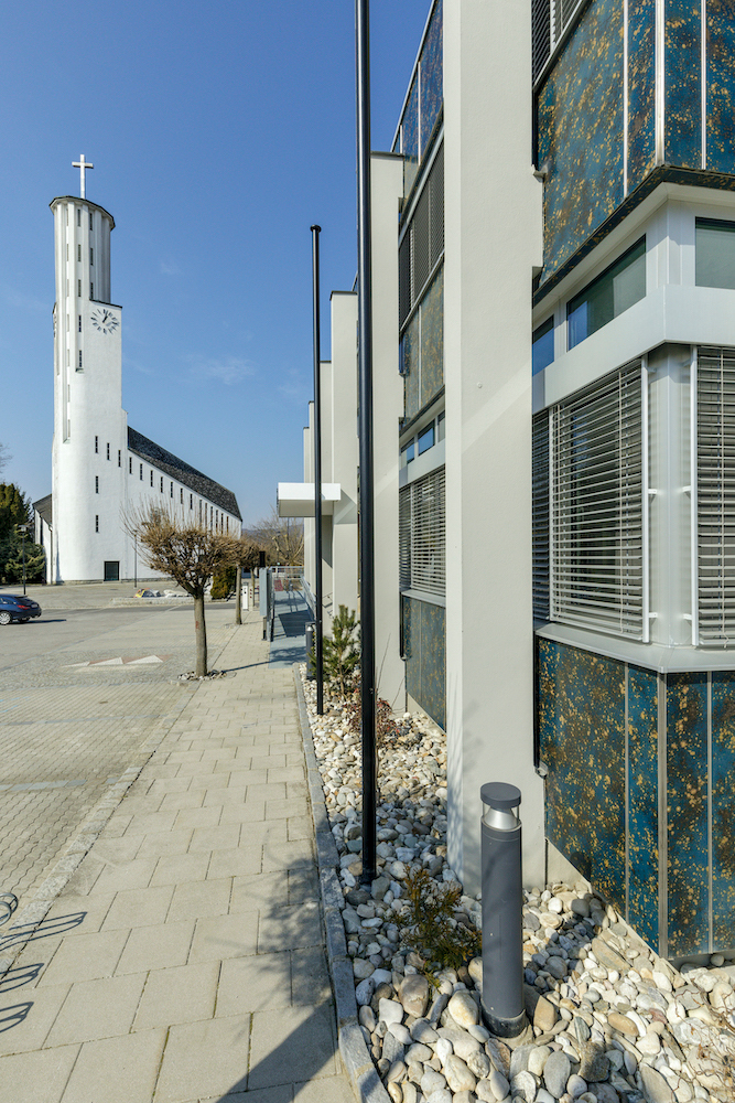 Das Rathaus ist Teil eines Ensembles, das auch eine spätexpressionistische Kirche und ein gegenüberliegendes Bankgebäude umfasst.