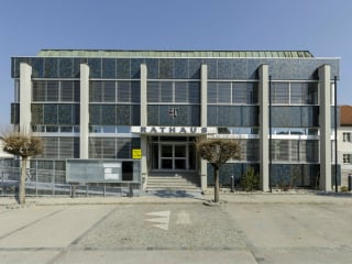 Im österreichischen Prinzersdorf wurde das 1973 eingeweihte Rathaus einer behutsamen Generalsanierung unterzogen, nach Plänen von Ernst Beneder und Anja Fischer.