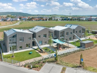 Der Neubau der Kita Mikado liegt zwischen Stadt und Feldern und überrascht mit zwei recht unterschiedlichen Ansichten.