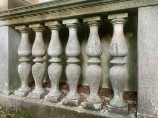 Eine Balustrade ist ein meist repräsentatives Brüstungsgeländer. Es besteht aus einem rhythmischen Wechsel einer Reihe kleiner bauchiger Säulen und deren Zwischenräumen. 