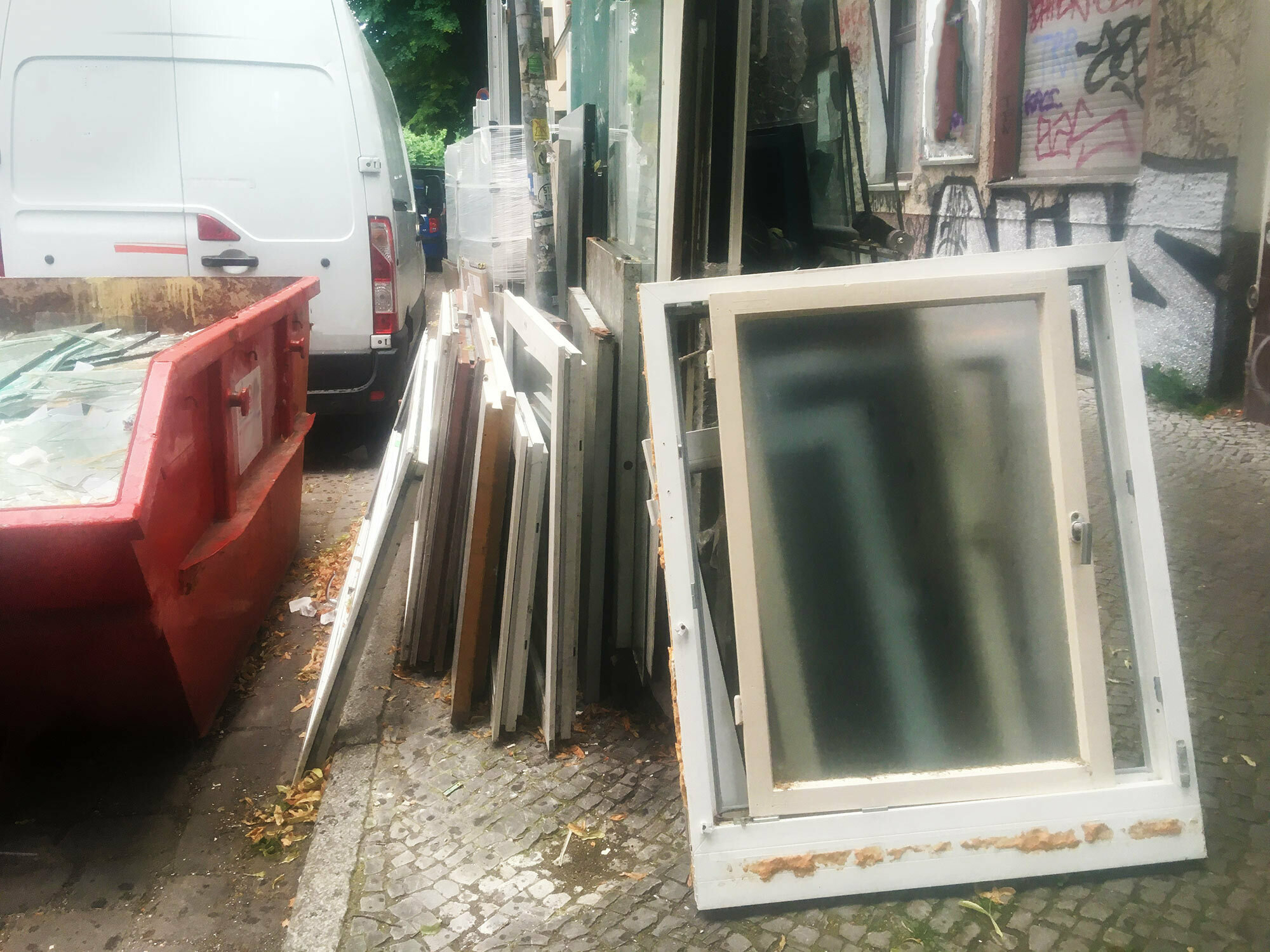 Untersucht wird beispielsweise auf Mülldeponien die Zusammensetzung von Materialien hinsichtlich biologischer Abbaubarkeit, Toxizität, Halbwertzeiten, Varianten der Kompostierbarkeit.