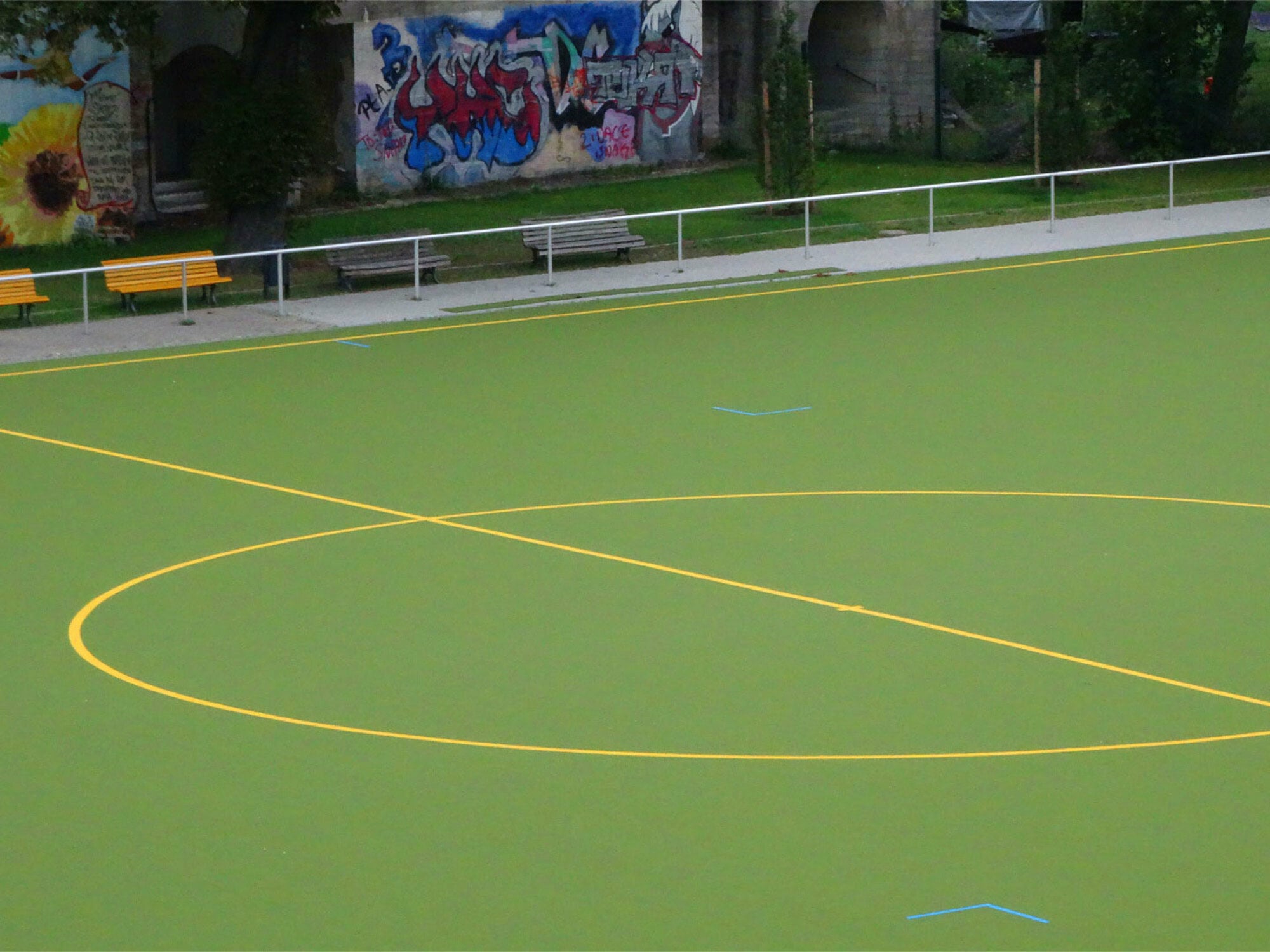 Versiegelte Flächen, wie etwa auf Sportplätzen mit Hartbelag erhöhen das Risiko von Überschwemmungen, insbesondere in städtischen Gebieten.