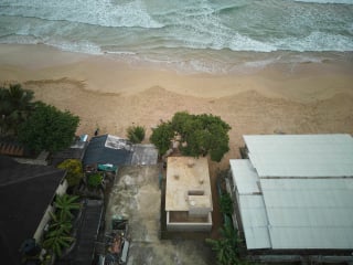 In einem Bestandsgebäude am Strand von Busua entstand mit finanzieller Unterstützung mehrerer Sponsoren der neue Hauptsitz der Initiative Surf Ghana.