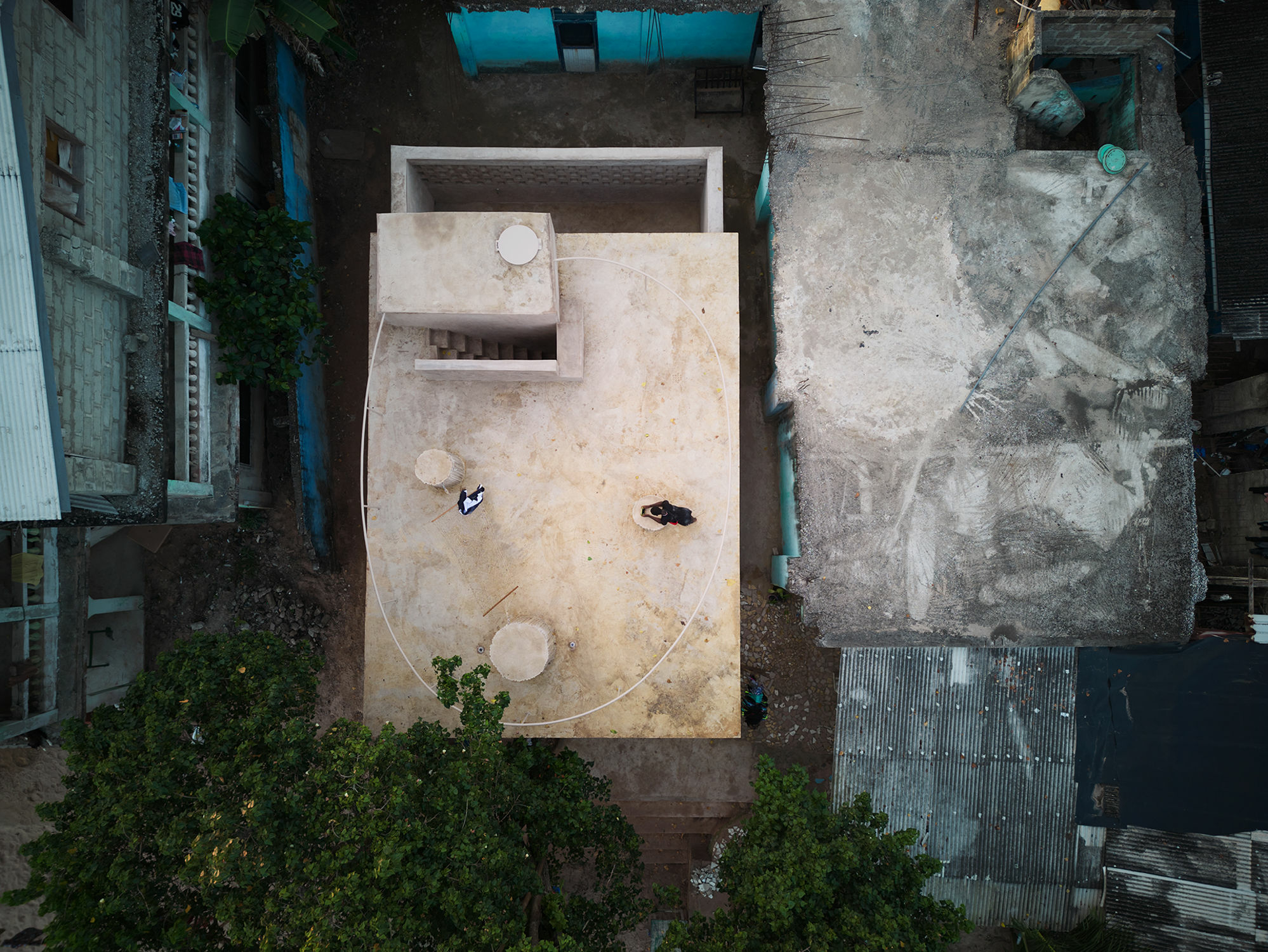 Das Plug-in-Dach ist die zentrale architektonische Erweiterung der Surf Ghana Collective Lodge.