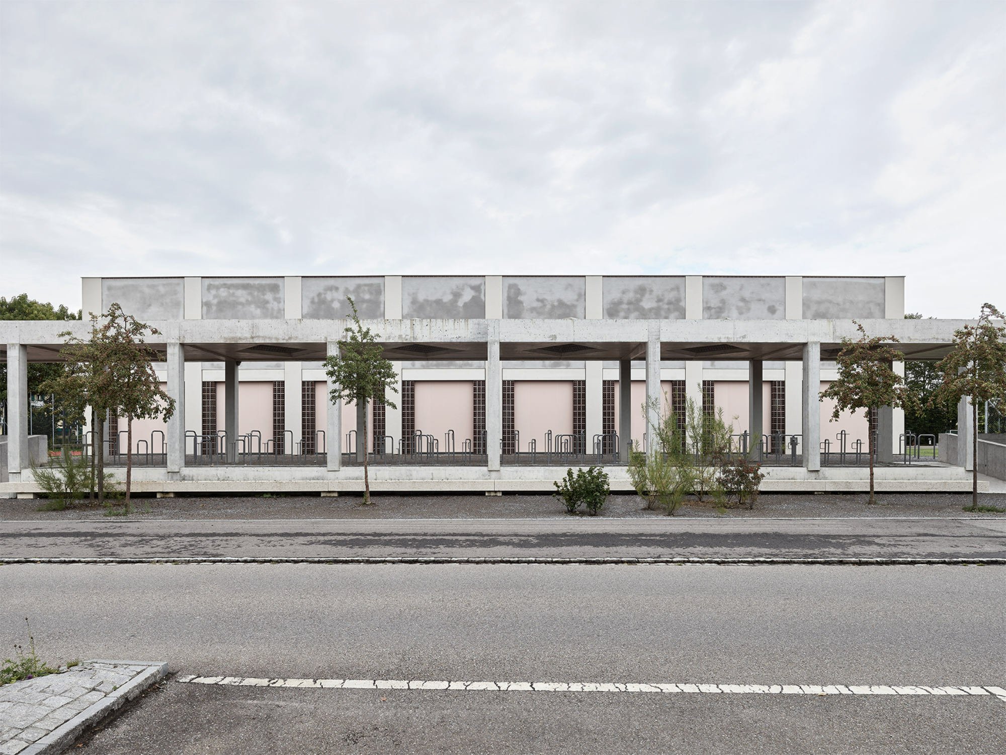 In Uster bei Zürich wurde nach Plänen von Boltshauser Architekten ein Primarschulhaus mit Sporthalle errichtet.